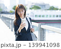 立ち止まり考え込むスーツの女性 139941098