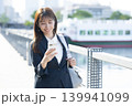 立ち止まり考え込むスーツの女性 139941099