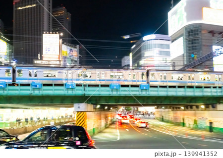 新宿駅・大ガードを走る通勤電車 流し撮り 139941352