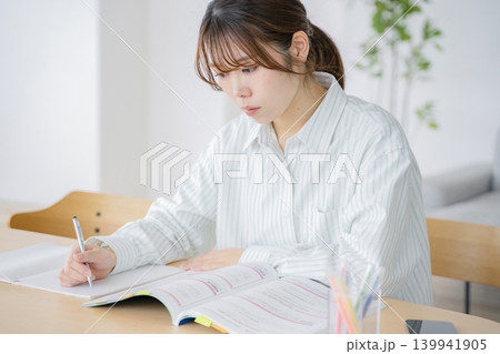 自宅で勉強する女性 資格取得 自宅で勉強する女性 資格取得 139941905