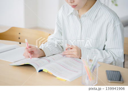 自宅で勉強する女性 資格取得 自宅で勉強する女性 資格取得 139941906
