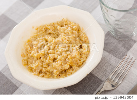 Oatmeal served on platter for breakfast 139942004