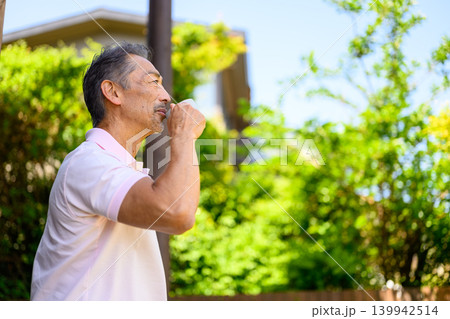 屋外で飲み物を飲む男性 屋外で飲み物を飲む男性 139942514