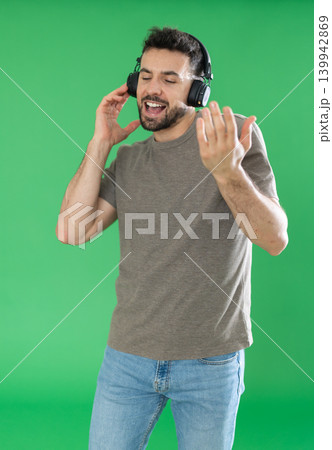 Happy man wearing for dancing on green screen with music Happy man wearing for dancing on green screen with music 139942869