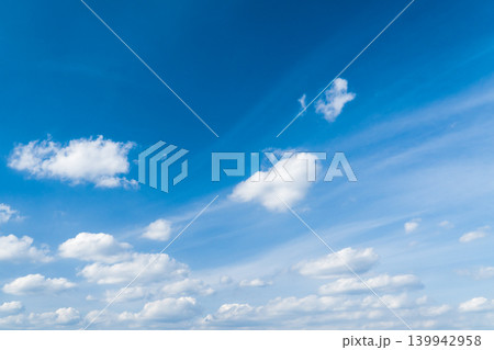 雲が多い真夏日の青空 139942958