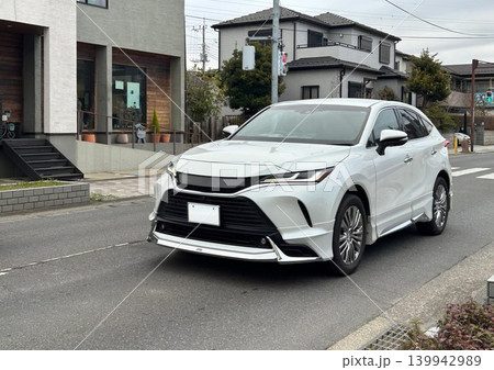 走行中のSUV多用途車 走行中のSUV多用途車 139942989