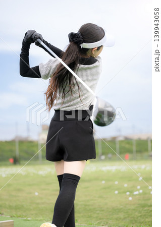 ドライバーショットをする若い女性のゴルファーのスポーツイメージ ドライバーショットをする若い女性のゴルファーのスポーツイメージ 139943058
