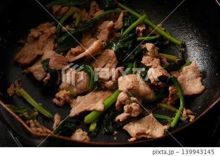 豚肉とほうれん草の炒め物 豚肉とほうれん草のガーリックぽん酢炒め 豚肉とほうれん草の炒め物 豚肉とほうれん草のガーリックぽん酢炒め 139943145