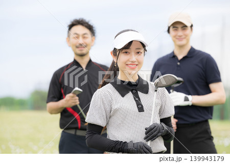 笑顔でゴルフを習う女性 ゴルフの先生や仲間と健康的なライフスタイルカメラ目線の笑顔 笑顔でゴルフを習う女性 ゴルフの先生や仲間と健康的なライフスタイルカメラ目線の笑顔 139943179