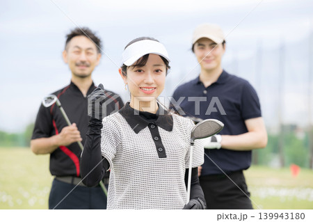 笑顔でガッツポーズをするゴルフを習う女性 ゴルフの先生や仲間と健康的なライフスタイルカメラ目線の笑顔 笑顔でガッツポーズをするゴルフを習う女性 ゴルフの先生や仲間と健康的なライフスタイルカメラ目線の笑顔 139943180