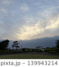 美しい夕日を背景に鳥が飛んでいる自然豊かな景色 139943214