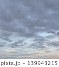 光と影が共存する夕暮れの空 139943215