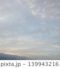 朝焼けにも見えるような明るい夕日 139943216