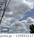 わたあめのような雲と電線が重なる夏の空 139943217