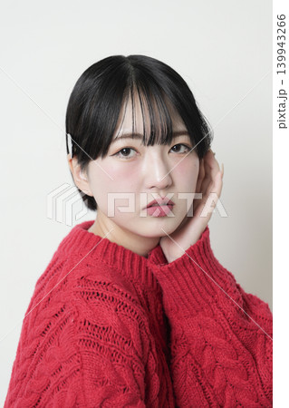 魅力的な美しい20代の若い女性 ポートレート写真 139943266