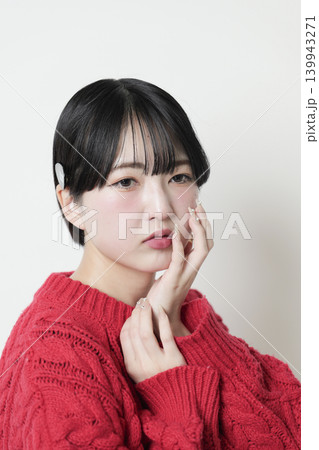 魅力的な美しい20代の若い女性 ポートレート写真 魅力的な美しい20代の若い女性 ポートレート写真 139943271