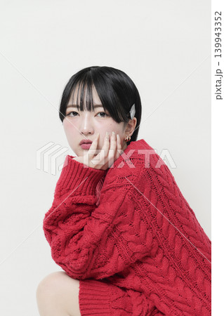 魅力的な美しい20代の若い女性 ポートレート写真 魅力的な美しい20代の若い女性 ポートレート写真 139943352