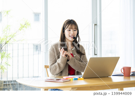 若い女性　オンライン会議　オンライン授業 139944009
