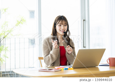 若い女性 オンライン会議 オンライン授業 若い女性 オンライン会議 オンライン授業 139944010