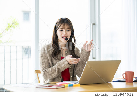 若い女性 オンライン会議 オンライン授業 若い女性 オンライン会議 オンライン授業 139944012