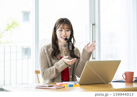 若い女性　オンライン会議　オンライン授業 139944013