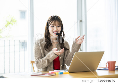 若い女性　オンライン会議　オンライン授業 139944015