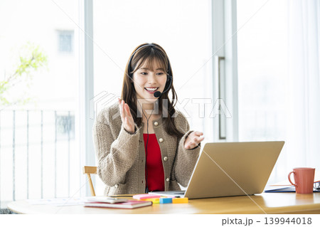 若い女性　オンライン会議　オンライン授業 139944018