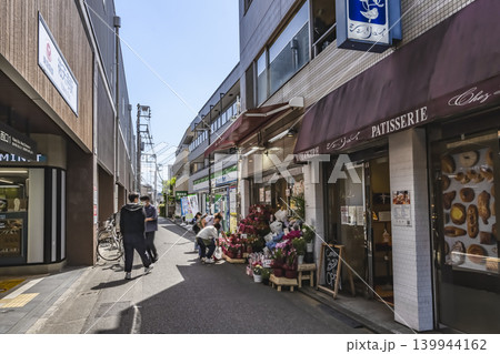 東京都目黒区の都市風景 祐天寺駅前商店街 東京都目黒区の都市風景 祐天寺駅前商店街 139944162