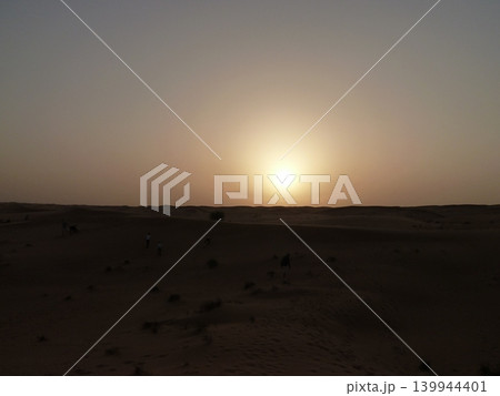 ドバイ砂漠の夕暮れ ドバイ砂漠の夕暮れ 139944401
