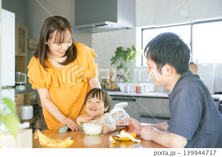 食事をする家族　子育て 139944717