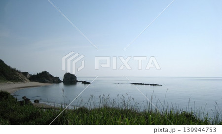快晴の青空と穏やかな凪の海と白い砂浜と緑の岬 快晴の青空と穏やかな凪の海と白い砂浜と緑の岬 139944753