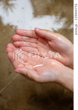水を受ける子どもの手 縦位置 水を受ける子どもの手 縦位置 139944758