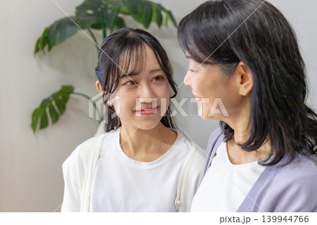 会話をする仲の良い母娘 会話をする仲の良い母娘 139944766
