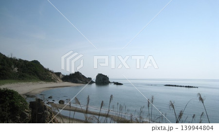 快晴の青空と穏やかな凪の海と白い砂浜と緑の岬 快晴の青空と穏やかな凪の海と白い砂浜と緑の岬 139944804