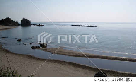 快晴の青空と穏やかな凪の海と白い砂浜と緑の岬 快晴の青空と穏やかな凪の海と白い砂浜と緑の岬 139944809