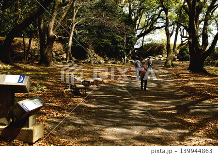 佐賀県の歴史的観光名所、「名護屋城跡」 三の丸から本丸へ登る散策路の風景 佐賀県の歴史的観光名所、「名護屋城跡」 三の丸から本丸へ登る散策路の風景 139944863