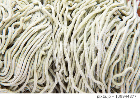 わかめ入り中華麺のアップ わかめ入り中華麺のアップ 139944877