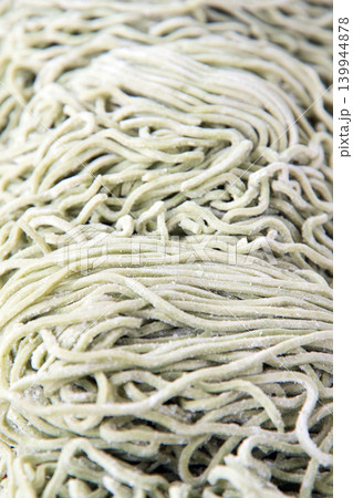 わかめ入り中華麺のアップ わかめ入り中華麺のアップ 139944878