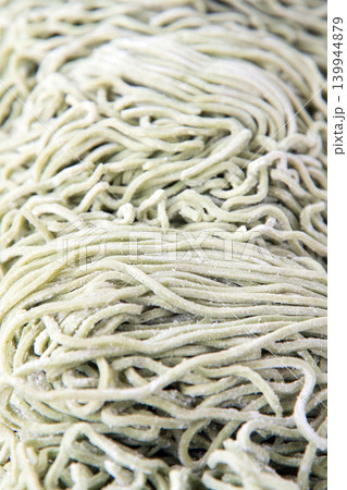 わかめ入り中華麺のアップ わかめ入り中華麺のアップ 139944879