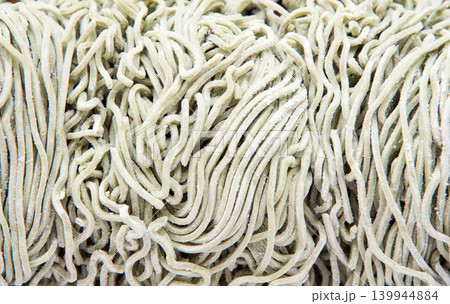 わかめ入り中華麺のアップ わかめ入り中華麺のアップ 139944884