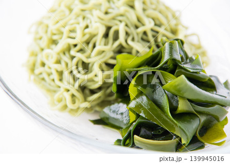 冷たいわかめ入り中華麺と生わかめ 139945016