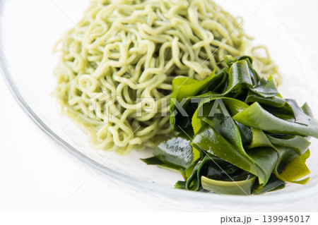 冷たいわかめ入り中華麺と生わかめ 139945017