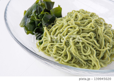 冷たいわかめ入り中華麺と生わかめ 冷たいわかめ入り中華麺と生わかめ 139945020
