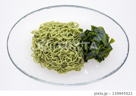 冷たいわかめ入り中華麺と生わかめ 139945022