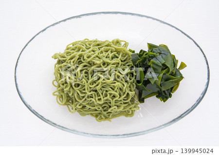 冷たいわかめ入り中華麺と生わかめ 冷たいわかめ入り中華麺と生わかめ 139945024