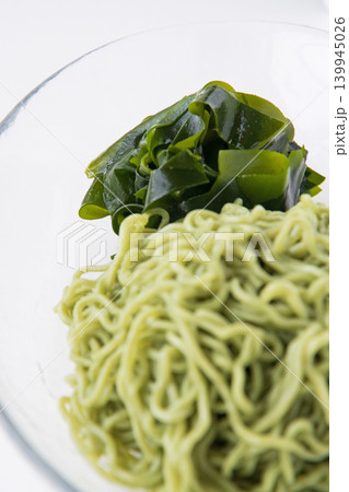 冷たいわかめ入り中華麺 139945026