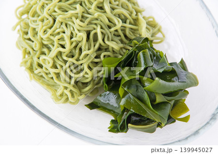 冷たいわかめ入り中華麺 139945027