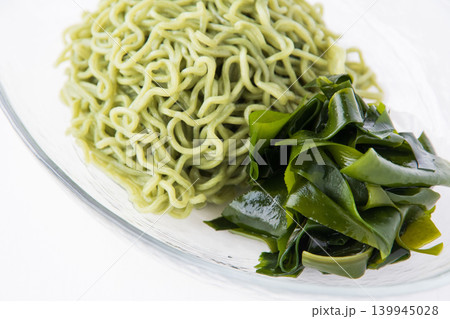 冷たいわかめ入り中華麺 冷たいわかめ入り中華麺 139945028