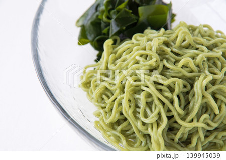 冷たいわかめ入り中華麺と生わかめ 139945039