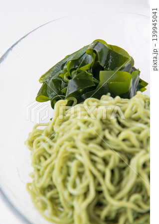 冷たいわかめ入り中華麺と生わかめ 冷たいわかめ入り中華麺と生わかめ 139945041